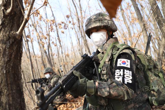 육군28사단 수색대대 DMZ 작전팀장 이송이 중사가 수색·매복작전 훈련을 하고 있다.  사진 제공=안재현 대위(진)