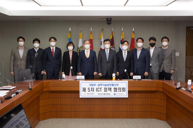 지난 5일 한현수(왼쪽 다섯째) 국방부 기획조정실장과 김정원(오른쪽 다섯째) 과학기술정통부 정보통신정책실장이 국방부에서 열린 제5차 국방부-과학기술정통부 정보통신기술 정책협의회를 마친 뒤 참석자들과 기념사진을 찍고 있다.  국방부 제공