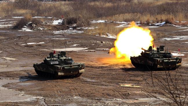 한국형 엔진을 장착한 육군8사단 강병대대 K2 전차가 지난 5일 다락대 훈련장에서 첫 사격을 하고 있다.  사진 제공=박형진 중위