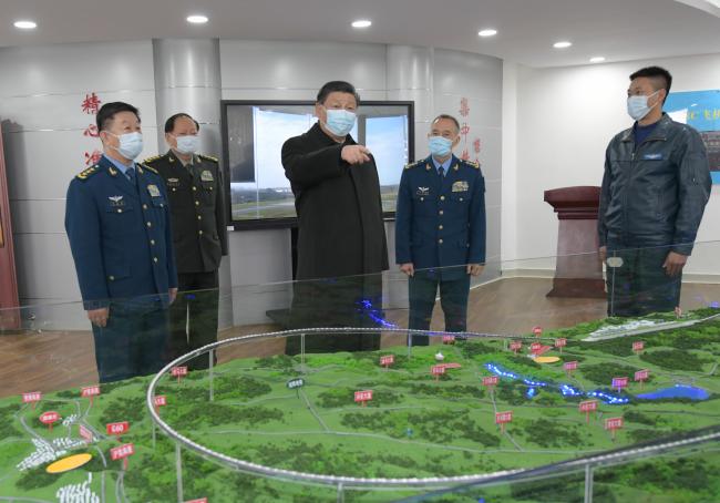중국은 최근 미래전에 대비해 군 개혁을 지속하며 ‘세계일류군대 건설’을 호언하고 있다. 사진은 시진핑(가운데) 중국 국가 주석이 공군 부대를 시찰하는 모습.  연합뉴스