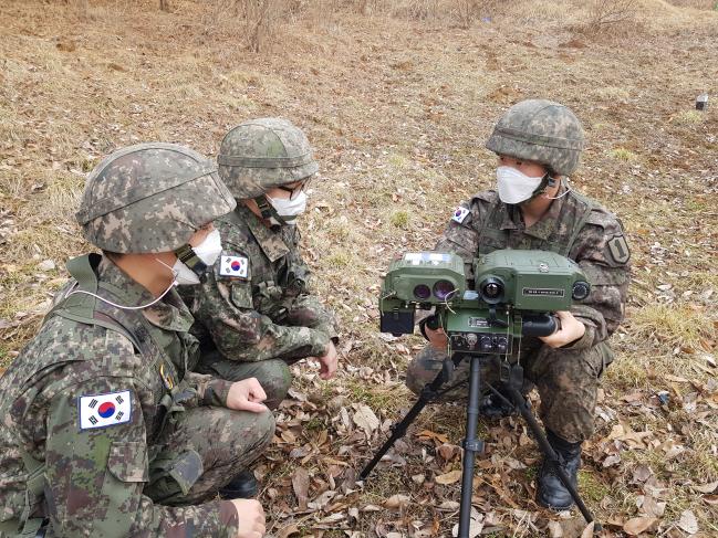 전역 전 휴가 27일을 자진 반납하고 혹한기 훈련에 참가한 육군1사단 최휴수(맨 오른쪽) 병장이 후임병들에게 관측장비를 설명하고 있다. 
 사진 제공=최상호 중위