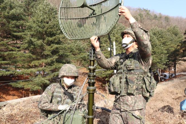 고등학교 동창, 동반 입대, 같은 중대 복무, 전역 전 휴가 반납 등 우정과 전우애로 똘똘 뭉친 육군5사단 박준수(왼쪽)·장종찬 병장.  사진 제공=김보경 하사