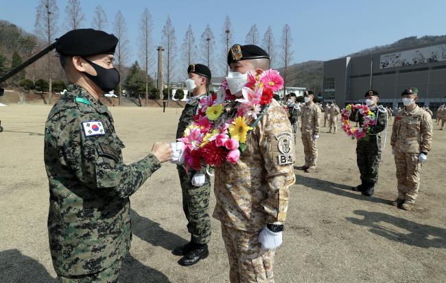 소영민(왼쪽) 육군특수전사령관이 8일 국제평화지원단에서 열린 ‘아크부대 18진 환송식’에서 김명응(중령) 단장을 격려하고 있다. 사진=이경원 기자