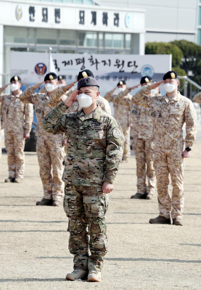 8일 국제평화지원단에서 열린 ‘아크부대 18진 환송식’에서 아크부대 장병들이 경례하고 있다. 사진=이경원 기자