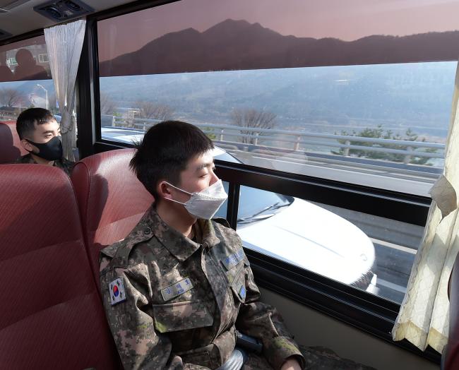공군15특수임무비행단 장병들이 ‘힐링 스루’ 프로그램에 참여해 서울기지 주변 명승지를 탐방하고 있다.  사진 제공=김샛별 중사