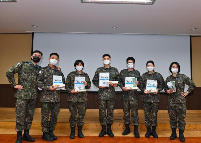 공군16전투비행단 소속 신임 소위들이 ‘안녕 후배! 프로젝트’ 진행 후 단체 사진을 찍고 있다. 
 사진 제공 =유건욱 병장