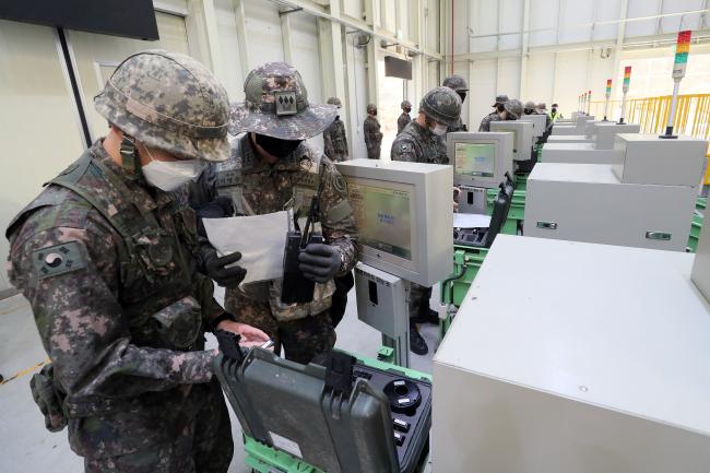 육군과학화전투훈련단(KCTC) 전투훈련장비센터에서 장병들이 관찰통제관이 지켜보는 가운데 전투훈련 장비를 수령하고 있다.사진=한재호 기자