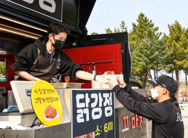 공군18전투비행단의 한 장병이 푸드트럭에서 음식을 구매하고 있다.  사진 제공=한창현 하사 
