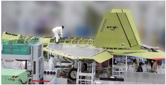 KAI는 국민적 관심과 기대 속에 KF-X 개발에 박차를 가하고 있다. 사진은 KF-X 시제 2호기를 제작 중인 KAI 엔지니어들의 모습.