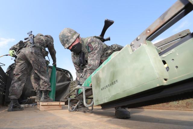 트럭에 실린 탄약을 병사들이 K10의 이송기에 올려놓게 되면 탄약은 자동으로 K10 내부로 옮겨져 적재된다. 국방일보DB