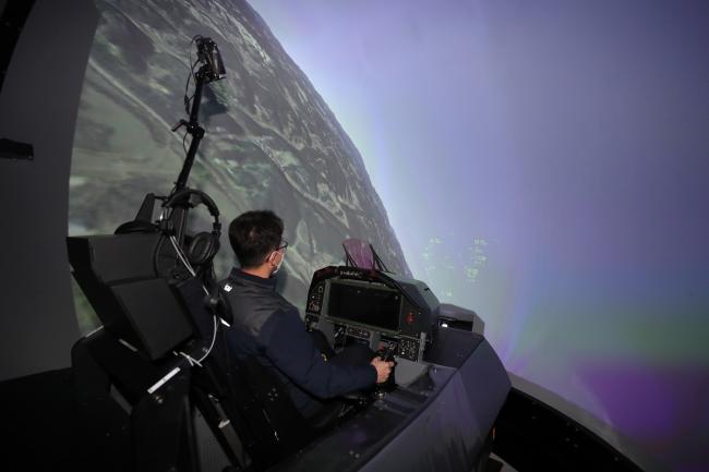 KAI가 자체 개발한 ‘조종성 평가시뮬레이터(HQS)’를 활용해 KF-X 비행시험이 진행되고 있다.