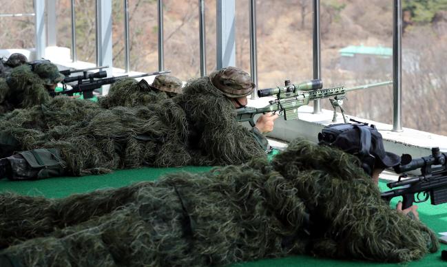 육군55사단 저격수 요원들이 19일 육군특수전학교 훈련장에서 열린 저격수 집체교육에서 사단 정보중대가 운용하는 드론과 연계해 K14 저격용 소총 사격을 하고 있다.  양동욱 기자