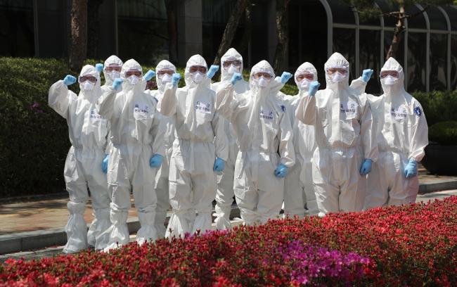 코로나19 극복 지원에 투입된 상근예비역들이 해외 입국자 격리 시설에서 완벽한 임무 수행을 다짐하며 포즈를 취하고 있다.