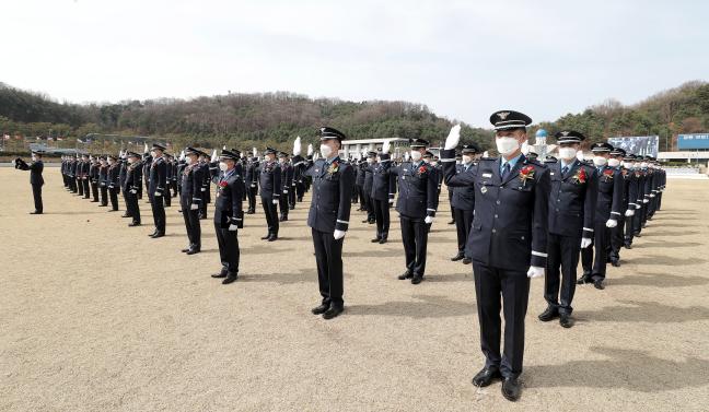 제69기 공군사관생도 졸업 및 임관식이 19일 충북 청주 공군사관학교 성무연병장에서 열려 임관 장교들이 임관 선서를 하고 있다.  이경원 기자 