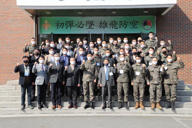 23일 육군방공학교가 개최한 ‘21-1차 방공전투발전협의회’에서 이경주(준장·앞줄 왼쪽 다섯째) 방공학교장을 비롯한 군·산·학·연의 주요 참석자들이 미래 육군 방공작전 발전에 힘을 모을 것을 다짐하며 기념사진을 찍고 있다.  부대 제공 