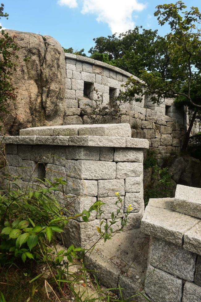 동장대 부근의 성벽들. 바위가 성벽 역할을 하고 있다.
