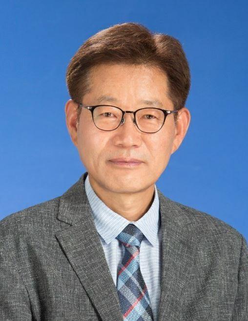 정 권 식 시인