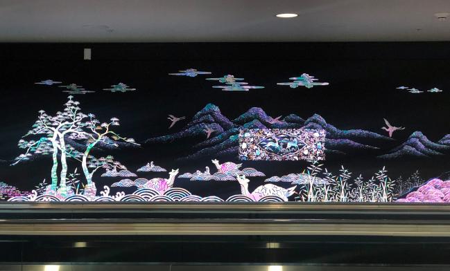 LED 미디어월로 다시 태어난 나전칠기. 영롱한 자개의 빛 반사를 최초로 디지털화해 눈길을 끈다.