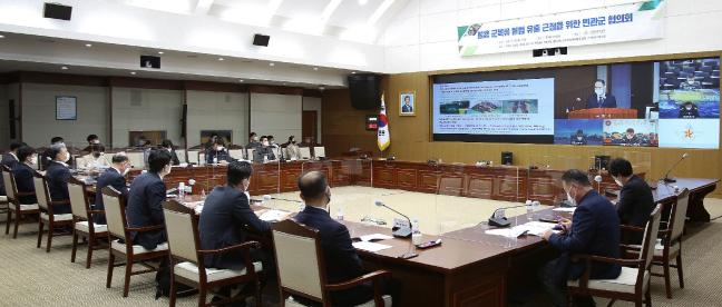 30일 서울 용산구 국방부 2층 대회의실에서 개최된 ‘불용 군복류 불법 유출 근절을 위한 민·관·군 협의회’에서 참석자들이 대책방안 마련을 위한 토의를 하고 있다. 이날 협의회에는 국방부·환경부·경찰청·관세청 등 정부부처와 중고나라·번개장터·당근마켓·헬로마켓 등 국내 4대 온라인 중고마켓, 한국의류섬유재활용협회·기석무역 등 중고의류 수출업체 등이 참석했다. 국방부 제공