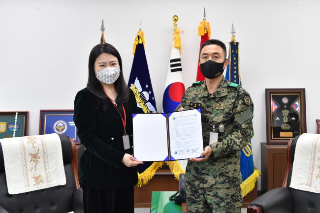 육군특전사 비호부대 김진익(준장·오른쪽) 여단장과 (사)국제인성교육진흥협회 조현경 협회장이 장병 인성교육 지원을 위한 업무협약(MOU)을 체결하고 기념사진을 찍고 있다.  부대 제공