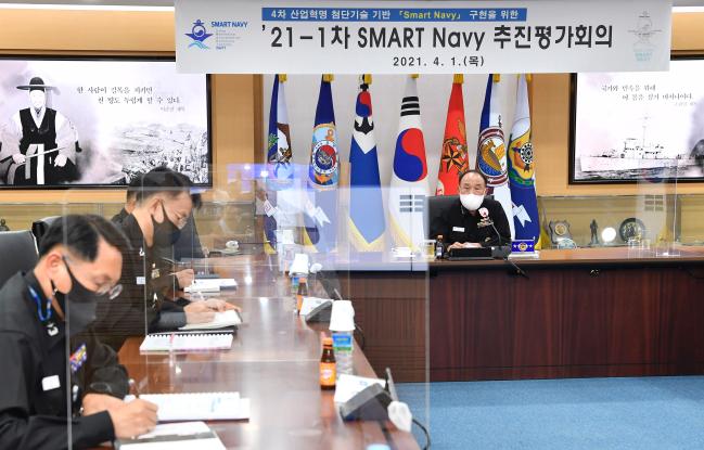 부석종(오른쪽) 해군참모총장이 1일 해군본부에서 열린 2021년 1차 스마트 네이비 추진평가회의에서 참모부 실·단장과 각 부서 스마트 네이비 담당 과장, 예하 부대 지휘관들과 화상을 통해 의견을 나누고 있다.  해군 제공