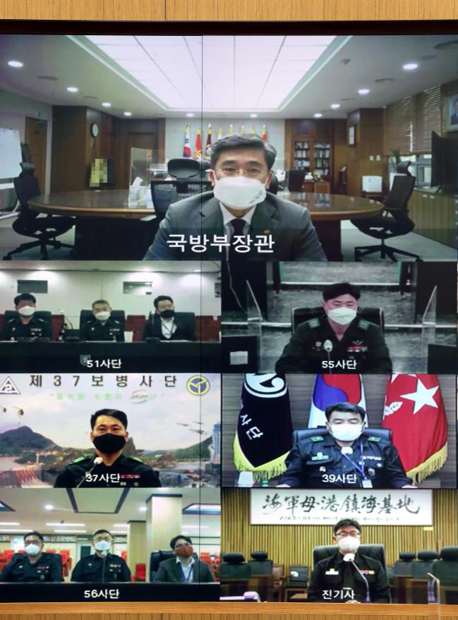 서욱(맨 위) 국방부 장관이 1일 ‘제53주년 예비군의 날’을 앞두고 화상으로 열린 기념식에서 동원사단 관계자와 모범예비군들을 격려하고 있다.  이경원 기자