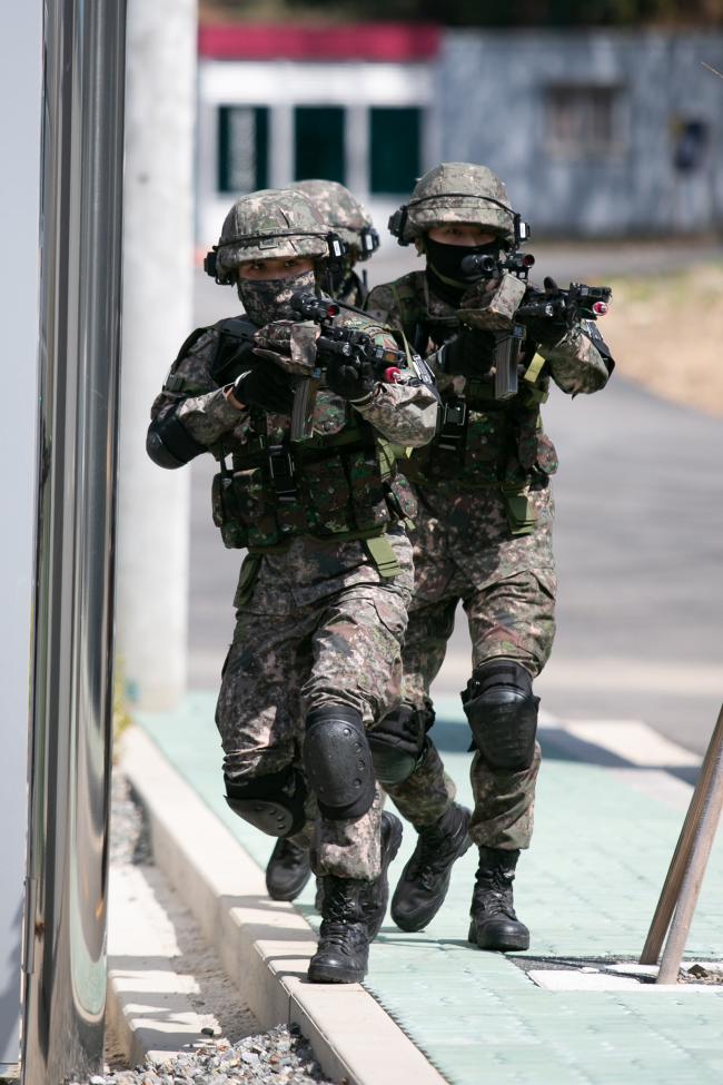 육군수방사 35특공대대 장병들이 마일즈 장비를 활용한 시가지 전투훈련을 하고 있다. 
 사진 제공=성옥혁 군무사무관