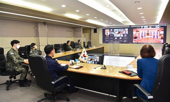 공군본부 김준호(오른쪽 둘째) 정책실장과 공군 관계자들이 지난달 31일부터 지난 2일까지 화상으로 진행된 ‘제1회 여성·평화·안보 심포지엄’에 참석하고 있다.  공군 제공 
