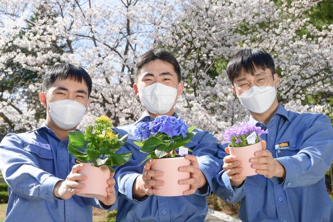 해군1함대사령부는 5일 식목일을 맞아 기지지원대대 주관으로 함대 내 환경정화활동을 실시했다. 장병들은 지난 겨울 폭설로 인해 피해를 입은 수목을 정리하고, 배수로를 정비하는 한편 팬지·꽃양귀비 등 봄꽃 500본과 모란, 철쭉 등 묘목 800여 그루를 심으며 구슬땀을 흘렸다. 사진은 공병대대 김동욱 일병, 이상민·김인경 상병(왼쪽부터)이 봄꽃 화분을 들고 포즈를 취하고 있는 모습.  부대 제공 