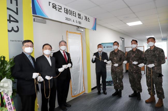 5일 KAIST 문지캠퍼스에서 열린 육군 데이터 랩 개소식에서 참석자들이 현판식을 하고 있다.  부대 제공