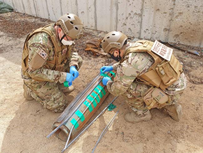 2021-1차 폭발물처리 종합훈련에 참가한 공군18전투비행단 폭발물처리반(EOD) 요원들이 불발탄 처리를 위한 절차를 숙달하고 있다.오른쪽 사진은 폭발물처리반(EOD) 요원이 폭발물 처리 로봇을 이용해 모의 불발탄에 안전조치를 하고 있는 모습. 부대 제공