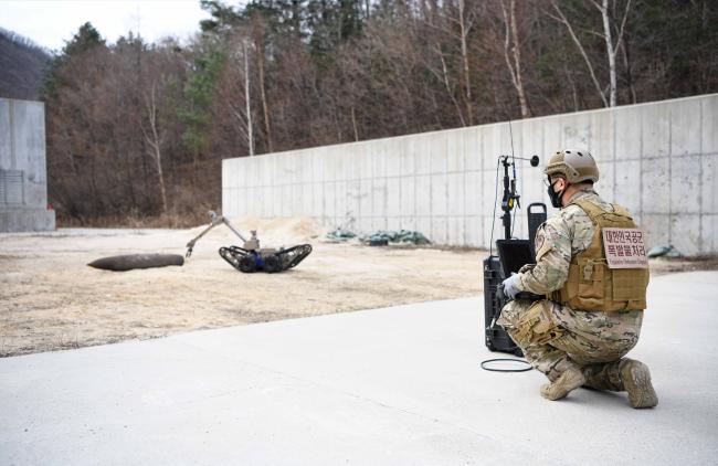 2021-1차 폭발물처리 종합훈련에 참가한 공군18전투비행단 폭발물처리반(EOD) 요원들이 불발탄 처리를 위한 절차를 숙달하고 있다.오른쪽 사진은 폭발물처리반(EOD) 요원이 폭발물 처리 로봇을 이용해 모의 불발탄에 안전조치를 하고 있는 모습. 부대 제공