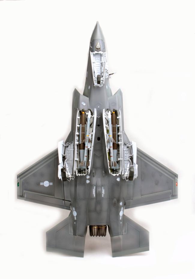 기체를 뒤집어 배면을 보면 무장 스테이션이 동체 내부에 구현된 것을 알 수 있다. 사진=필자 제공 