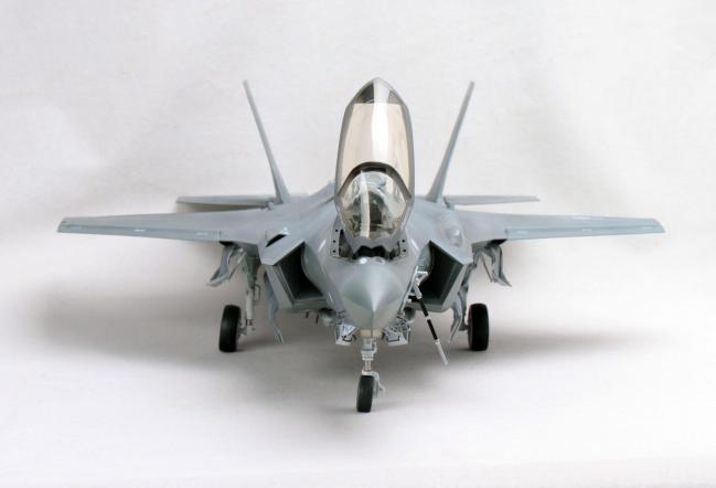 F-35A를 앞에서 보면 엔진 공기흡입구 모습이 스텔스기답게 아주 독특하다.