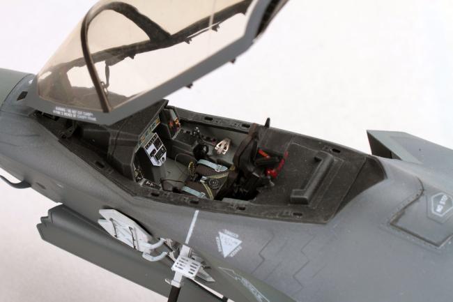 최첨단 기체답게 파노라믹 디스플레이(Panoramic Display) 등 계기판이 모두 디지털화됐다.