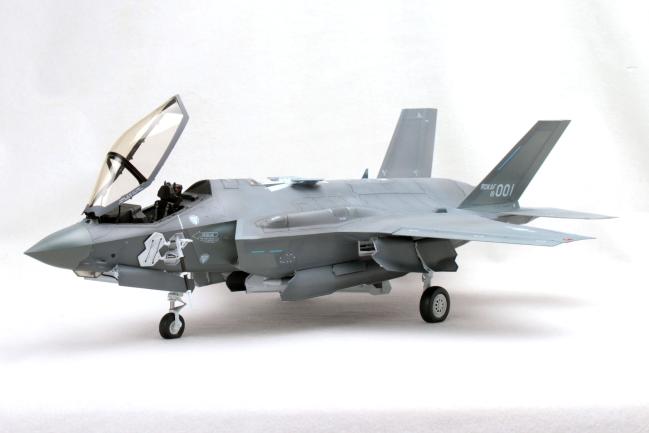 대한민국을 스텔스기 운용국의 대열에 올려놓은 F-35A 전투기 모형. 아카데미과학에서 출시한 32분의 1 ROKAF F-35A 키트로 제작한 모델러 정흥교 님의 작품이다. 스텔스기의 전형적인 형상을 하고 있고, 캐노피가 앞쪽으로 열리는 독특한 구조가 눈에 띈다.
