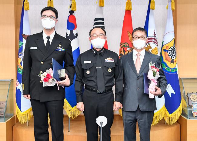 부석종(가운데) 해군참모총장이 선진해군상을 수상한 이종복(왼쪽) 상사, 원종일 주무관에게 상장과 기념품을 수여한 뒤 기념 촬영을 하고 있다. 