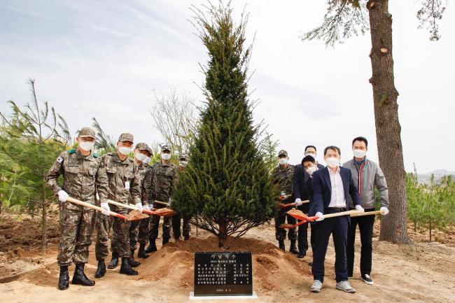 지난 1일 육군3사관학교에서 민·관·군 ○○○○ 나무심기 행사가 진행된 가운데 여운태(맨 왼쪽) 학교장 등 참석자들이 기념식수를 하고 있다.  부대 제공