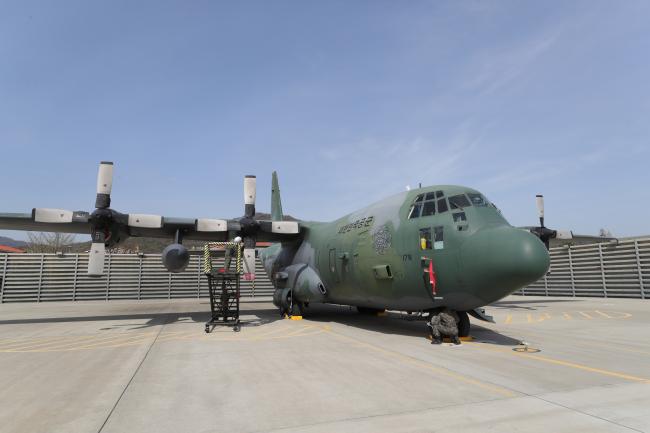 공군15특수임무비행단 255정비중대 소속 로드마스터 이태원 상사가 백신 수송기로 임무 수행 중인 C-130 수송기를 정비하고 있다. 
