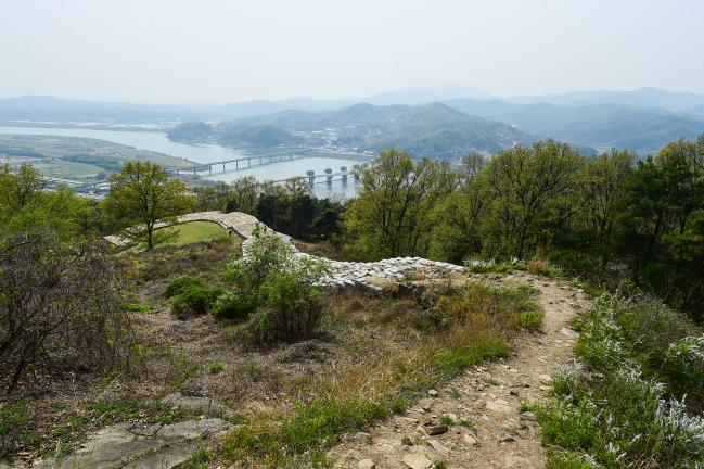 성곽길을 따라 올라가다 보면 남한강의 전경과 함께 이포보가 한눈에 들어온다.
