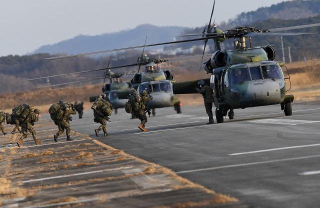 국방개혁에 따라 창설된 육군2신속대응사단 장병들이 지난 2월 공중강습작전을 위해 UH-60헬기에 탑승하고 있다. 국방일보DB.