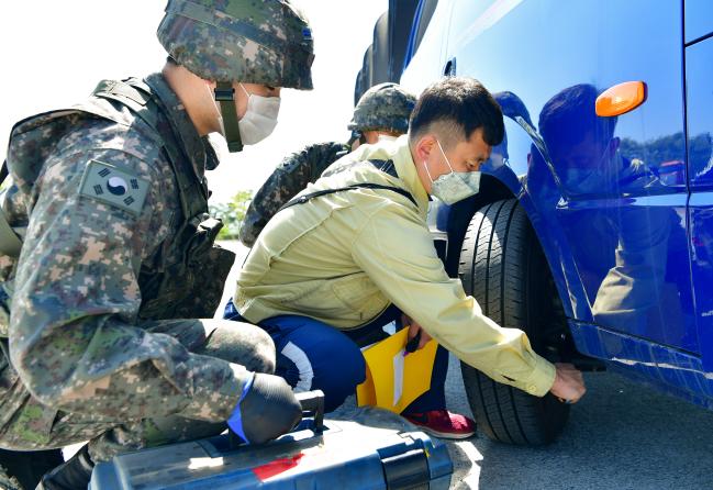 공군11전투비행단 수송대대에서 진행한 ‘전반기 수송동원 훈련’에서 요원들이 동원 차량을 대상으로 검차를 하고 있다.  사진 제공=조신혜 중사 