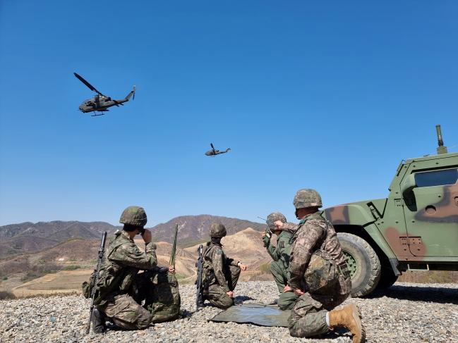 육군1군단 11항공단 소속 AH-1S 공격헬기가 부대 인근 훈련장에서 지상부대 화력유도와 연계한 공중사격훈련을 하고 있다.  사진 제공=심민수 중위