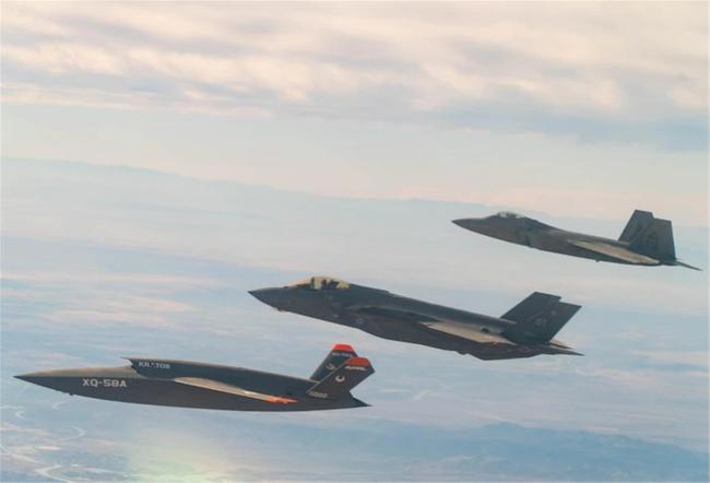 F-22 전투기, F-35와 함께 동반 비행하고 있는 XQ-58A(맨 왼쪽).  출처=미 공군/필자 제공