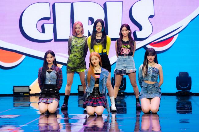 지난 8일 두 번째 싱글 앨범 ‘스테이덤(STAYDOM)’을 발매한 6인조 걸그룹 ‘스테이씨(STAYC)’. 윗줄 왼쪽부터 시계방향으로  재이, 세은, 수민, 윤, 시은, 아이사.  사진=하이업엔터테인먼트