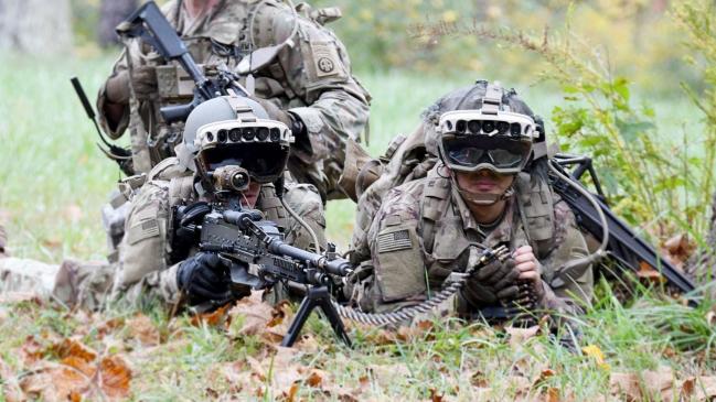 미래 미 육군의 통합시각증강시스템(IVAS·Integrated Visual Augmentation System)을 착용한 모습. IVAS에는 가상현실과 증강현실 신기술이 혼합돼 있다.
  필자 제공
