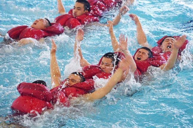 271기 해군부사관후보생들이 해군교육사령부 전투수영훈련장에서 수상행군훈련을 하고 있다.
  사진 제공=홍석진 하사