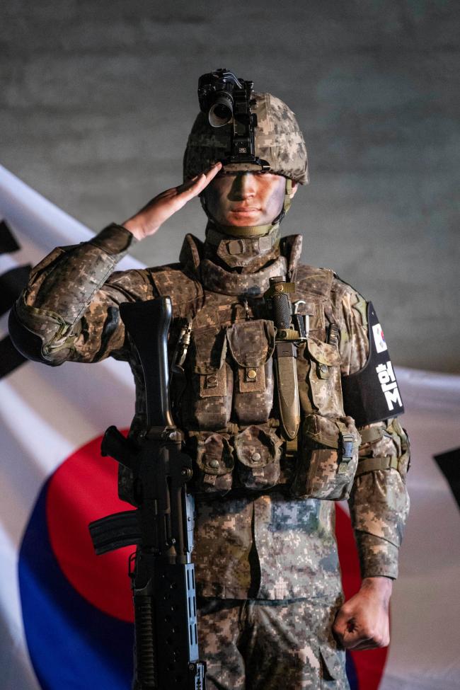 육군 장병이 결의에 찬 모습으로 거수경례를 하고 있다. 육군은 12일 육군 비전 2030에 한 걸음 더 다가가기 위한 슬로건으로 ‘The 강한·좋은 육군’을 선정하고 본격적인 추진에 돌입했다.  육군 제공