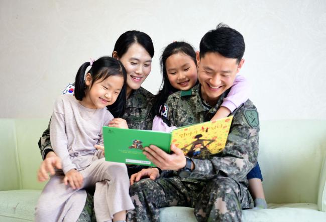 탄력근무제를 활용해 자녀 양육을 함께하는 육군 부부 군인의 모습. 육군은 군인 가족이 행복해야 장병들의 사기와 전투력이 오른다는 차원에서 행복한 육군 가족 만들기에 심혈을 기울이고 있다. 육군 제공