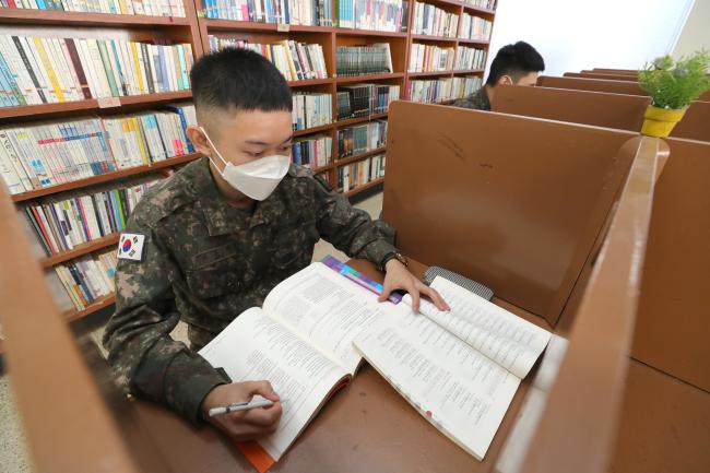 육군2기갑여단 불사조대대 장병들이 병영도서관에서 자기개발에 열중하고 있다. 육군은 병사 정원의 70%까지 지원하는 자기개발 비용을 2022년까지 100%로 확대하는 방안을 추진 중이다.  조종원 기자